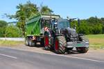 Fendt 718 Black Edition mit Fortuna Abschiebewagen bei Echzell am 29.05.26 bei der GPS Ernte 