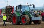 Fendt Vario 722 verlässt das Vorführfeld, zur Sicherheit der Besucher in Begleitung, beim FENDT-Feldtag in Wadenbrunn im August 2014