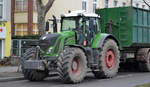 Fendt 930 Vario Traktor mit hochwandigem Hänger am 26.01.21 Berlin Karlshorst.