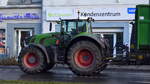 Ein FENDT 93? Traktor mit hochwandigem Hänger am 29.12.22 Berlin Karlshorst.