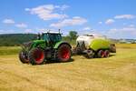 LU Norbert Mäser Fendt Vario 933 mit Claas Quadrant 5300FC am 11.06.23 beim Heuballen Pressen bei Glauberg in der Wetterau