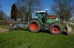 Fendt 818 vario, mit angebautem Mulchsaatgrubber, 6-Zyl.Turbo-Diesel, 6057ccm, 185PS, Allradantrieb, M�rz 2012