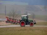 FENDT-Farmer 411Vario, schiebt mit landwirtschaftlicher Gerätschäft ein paar Meter zurück; 150321
