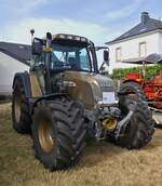Fendt Farmer 411 Vario, BJ 2002, 110 PS, 4 Zyl, 3802 ccm, in ungewohntem Farbton, war beim Traktorentreffen in Keispelt zu sehen.