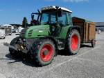FENDT Farmer309CL (Leistung:105Ps; Hubraum:3192 cm�; Produktionszeitraum:1997–2003 )ist mit kleinem Transportanh�nger unterwegs; 260720