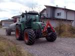 FENDT-Farmer309C wird mit dem G�llefass, (sicher zur Freude der Anrainer) die duftende Fl�ssigkeit in der angrenzenden Wiese ausbringen;101108