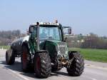 FENDT  Farmer 410 Vario ist mit einem G�llefass utnerwegs;110330