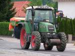 FENDT-Farmer308C ist mit einem beladenen D�ngerstreuer unterwegs;110512