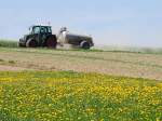 FENDT-Farmer410 ist mit einem vollen G�llefass Richtung Acker unterwegs;120428