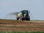 FENDT-Farmer410 ist mit G�lleausbringung besch�ftigt; 120428