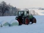 FENDT Farmer 308 LSA Turbomatic; holt einen Siloballen aus der winterlichen Landschaft; 130119