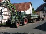 Fendt Farmer mit 2 Anhängern bereit zum Getreidetransport am 03.07.08 in 36088 Hünfeld-Großenbach