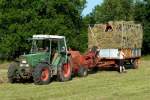Fendt Farmer 306 LSA mit angehängter Welger-Ballenpresse und Ballenwagen auf einer Wiese in der Gemarkung von Fulda-Bernhards, Juli 2013