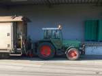Fendt Tuorbomaik Farmer 304 LSA als Rangierfahrzug für RhB Güterwagen im Industriegelände Landquart Ried am 18.10.2013