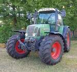 =Fendt Favorit 714 Vario steht auf einer der Ausstellungsflächen beim Bürgerfest  200 Jahre Landkreis Fulda  auf dem Gelände von Schloß Fasanerie im Juni 2022
