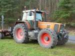Fendt Favorit 926 in Kommunallackierung steht an der B 27 Abfahrt Marbach Nord, 18.11.2009