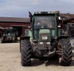 Ein Fendt Favorit 824 und ein Fendt Ger�tetr�ger in Hintergrund in Maintal am 08.07.11