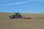 Fendt Favorit 924, mit Federzinkenegge und Kr�melwalze bei der Arbeit, Mai 2012 
