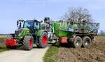 Allradschlepper FENDT mit G�llefa� ECKART und Schleppschuhverteiler  in der Transportstellung, M�rz 2026