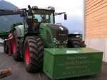 Fendt-Traktor mit angebauter  Mobilhackmaschine  zerkleinert ganze Baumstmme zu Holzhackschnitzeln; Vorfhrung in Grassau 070916