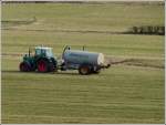 Hier verteilt ein Bauer mit einem Fendt Traktor und einem Joskin Gllefass die Glle auf seinem Feld. 09.03.2012