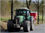 Bei diesem herrlichen Wetter haben die Bauern alle Hände voll zu tun, hier ein Fendt Traktor mit einer Sähmachine auf dem Weg um das nächste Feld einzusähen.