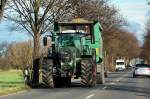 Fendt Traktor mit Doppelachshänger bei Derkum - 07.02.2014