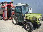 Hürlimann XS-70 allradgetriebener Schmalspurtraktor für den Wein-Obst-und Gemüseanbau aus der Schweiz,3-Zyl.Turbo-Diesel mit 3000ccm,70PS,  2,2t Eigengewicht, angehängt ein Traubenvollernter der Firma