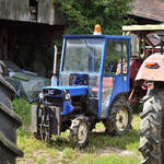 IKEKI klein Traktor, gesehen auf einem alten Bauernhof wo Traktoren gesammelt und repariert werden. Aufnahme vom 23.08.2022