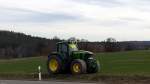 John Deere Traktor der Baureihe 5R auf dem Feld in Zeulenroda-Triebes.