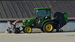 John Deere 2036R Traktor Mit Fegeraufbau und Fangkorb wartet auf seinen nächsten Einsatz.
