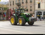 John Deere 215 unterwegs in der Stadt Genf am 2024.04.07