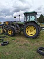 Wohl deas einzige Fahrzeug, welches noch betriebsbereit war, dieser John Deere Traktor, abgestellt in Rubkow.