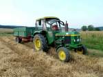 John Deere 2040 steht mit Hänger auf einem Getreidefeld in 36100 Petersberg-Marbach, Juli 2012