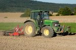 =John Deere 6320 bei der Feldbearbeitung in 36100 Petersberg-Marbach im August 2016