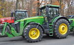 Noch einer der größeren JOHN DEERE Traktoren, ein 8345 R am 26.11.19 Berlin Charlottenburg.