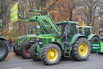 Ein JOHN DEERE 7810 Traktor am 26.11.19 Berlin Mitte.