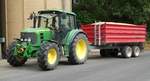=John Deere 6230 steht zur Getreideanlieferung auf dem Betriebshof der Raiffeisen-Warenzentrale in Hünfeld, 08-2019