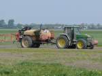 John Deere 6910 mit Anh�ngespritze gesehen in Amsterdam am 1.5.2009