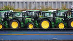Diese fabrikneuen John Deere Traktoren Typ 6R 110 wurden per Schiff transportiert. (Duisburg, August 2022) 