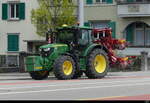 Traktor - John Deere 6120R unterwegs in der Stadt Solothurn am 19.04.2023