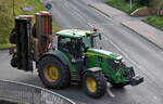 Ein John Deere Typ 6R Traktor mit Heckgerät (Mulchgerät) KUHN RM 610 am 07.11.23 Niederndodeleben.