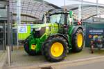 Der 2.000.000ste John Deere Traktor der in Mannheim gebaut wurde ein 6R 250 am 18.11.23 auf der Agritechnica 2023 in Hannover 