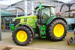 Der 2.000.000ste John Deere Traktor der in Mannheim gebaut wurde ein 6R 250 am 18.11.23 auf der Agritechnica 2023 in Hannover