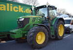 Ein John Deere 6175R Traktor am 08.01.24 Großer Stern Berlin bei der Demo der Landwirte.