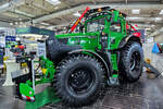 Dieser John Deere-Traktor ist ein ferngesteuertes Spezialfahrzeug z.B. für den Transport radioaktiven Materiales. (Messe Hannover, April 2024)