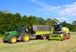 LU Bauer Claas Jaguar 950 50 Years Edition und John Deere 6250R mit Claas Cargos 750 am 11.05.24 beim 1. Schnitt in der nähe von Maintal
