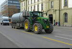 John Deere 215 6R mit Anhänger unterwegs in der Stadt Bern am 14.11.2025