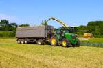 John Deere 6210R 155 und LU Schmerer Krone Big X1180 bei Echzell am 29.05.26