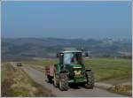 Dieser John Deere Traktor hat keine Mhe seinen leeren Hnger den Berg hinauf zu ziehen.  Mrz 2012